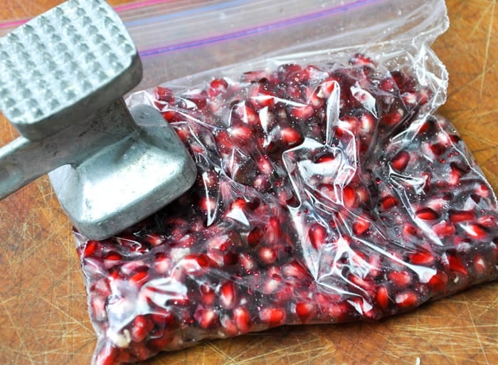 Fresh Pomegranate Juice: The easy way!